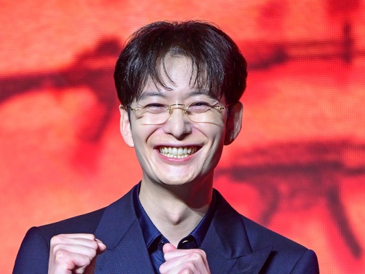 韓ドラのロケ地を満喫する岡田将生のお茶目な姿…誕生日のプライベートショットに反響【写真】