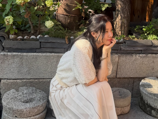 『チャングム』女優イ・ヨンエ、まるで“両班令嬢”伝統韓屋で魅せた気品あふれる美しさ【写真】