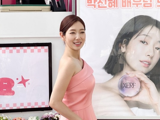 本当に妊婦中…!? パク・シネ、スリムすぎるドレス姿で“女神オーラ”全開！【写真】