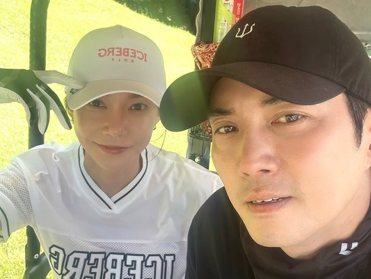 変わらぬアツアツぶり！チュ・サンウク夫妻、お揃いウェアで休日のゴルフデート【写真】