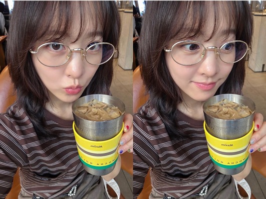 「コーヒーも喜んでる!?」女優パク・ボヨンのラブリーな魅力全開のカフェイン補給ショット【写真】