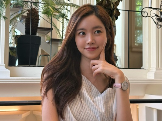 『オクニョ』女優チン・セヨン、驚異の8頭身スタイル！ただの日常すらも撮影現場に【写真】