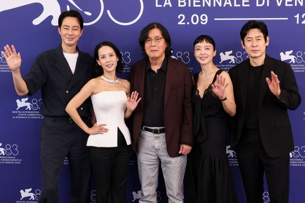 チョ・インソン チョ・ヨジョン、イ・チャンドン監督、チョン・ドヨン　ソル・ギョング　ベネチア国際映画祭　写真：REX/アフロ