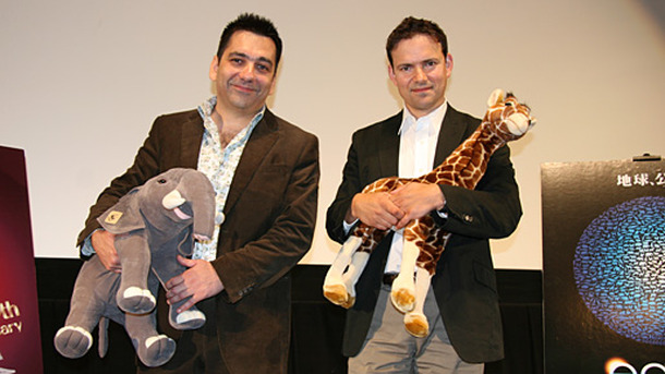 『アース』舞台挨拶にてプロデューサーのソフォクレス・タシオリス（左）と、マーク・リンフィールド監督