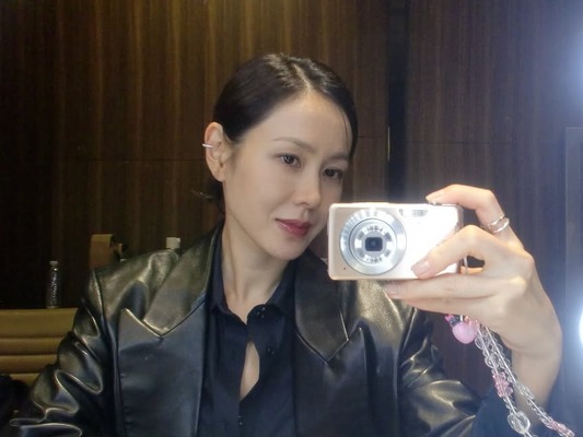 まるで時間が逆戻り？ソン・イェジン、鏡越しの自撮りで見せた“人形のような”美貌【写真】