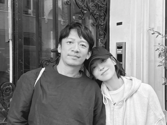 女優ソン・ヘギョ、日本のメイクアップアーティストとの密着ツーショット！モノクロ写真で放つ“格別なオーラ”【写真】