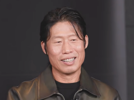 「インタビュー中にふと涙が」ユ・ヘジンが明かした、前作『王と生きる男』の“深い余韻”