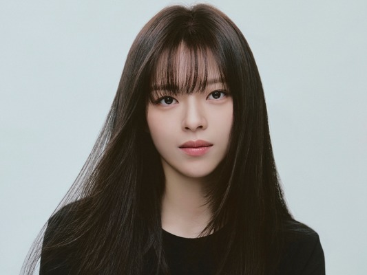 TWICEジョンヨンがガラリと大変身！“女優オーラ”漂うシックな新プロフィール写真を披露【写真】