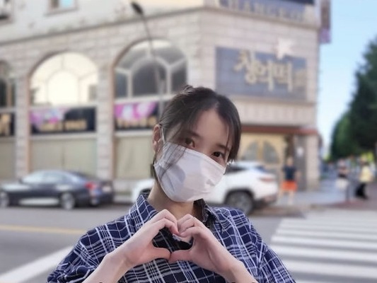 IU、大先輩のために人生初の“オープンラン”に挑戦！心温まる愛情でファンを虜に！