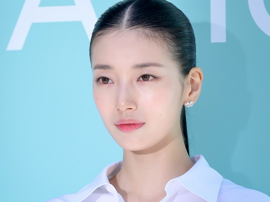 「国民の初恋」女優ペ・スジ、端正な“オールバック”で次元を超えた美貌更新中！