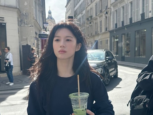 ボーッとした表情も可愛すぎる！女優コ・ユンジョン、パリ滞在中のオフショット【写真】
