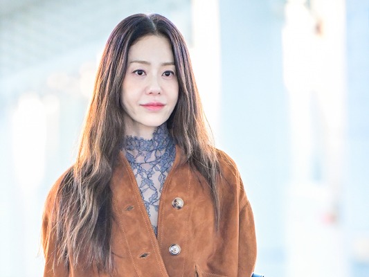『善徳女王』女優コ・ヒョンジョン、大胆な“シースルールック”もお手のもの！空港がランウェイと化す…【写真】