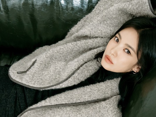 女優ソン・ヘギョ、歳月を感じさせない秋の美貌で魅了「唯一無二の優雅さ」にため息【写真】