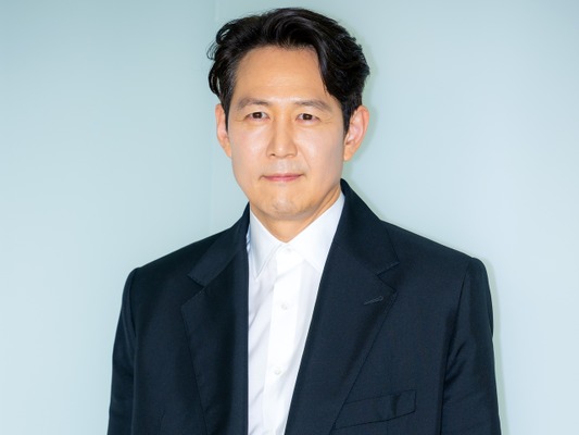 『イカゲーム』俳優イ・ジョンジェ、父親の逝去を所属事務所が発表「家族のみで静かに見送る」