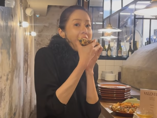“健康不安説”をはねのけ、豪快なピザモッパン！女優コ・ヒョンジョンがお茶目な近況を届ける【写真】