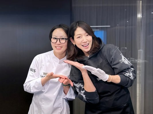 女優パク・シネ、第2子出産から約2週間ぶりの近況。ベーキング教室で“幸せな時間”【写真】