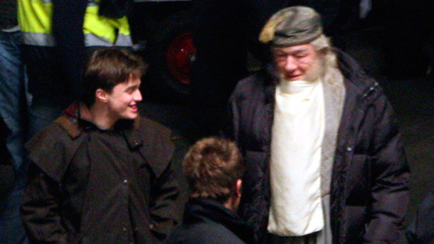撮影現場で談笑するダニエル・ラドクリフ（左）とマイケル・ガンボン