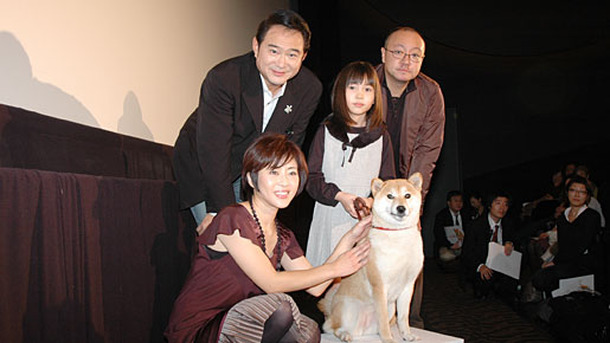 『マリと子犬の物語』舞台挨拶にて（左から松本さん、船越さん、麻緒ちゃん、猪股監督、マリ役の柴犬）