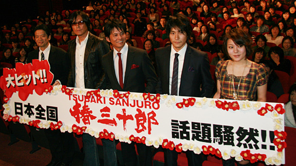 『椿三十郎』初日舞台挨拶。右から鈴木杏、松山ケンイチ、織田裕二、豊川悦司、森田芳光監督