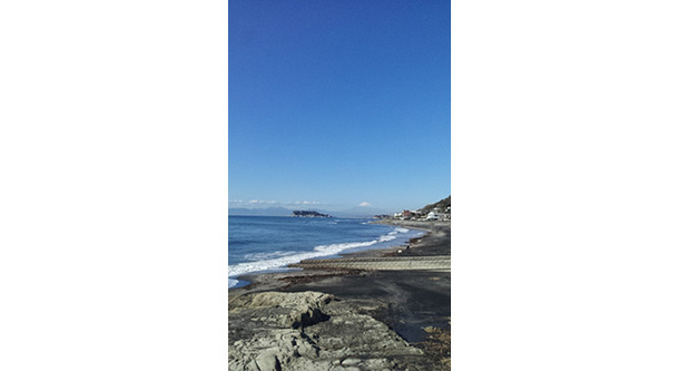鎌倉の七里ガ浜から望んだ富士山。縁起が良さそうなんで。