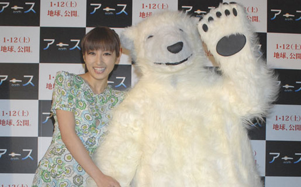 『アース』エコ試写会にて　“熊”田曜子＆シロクマ