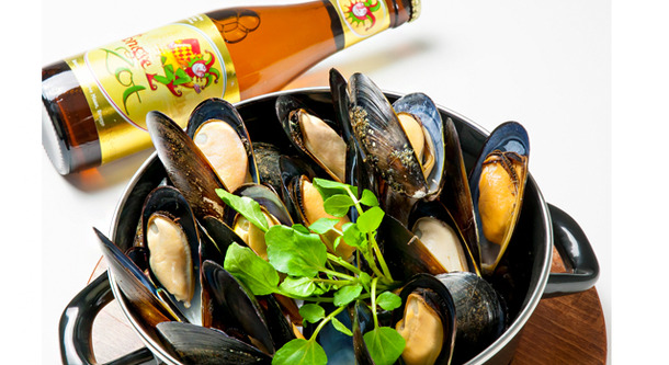 「三重県伊勢湾産 ムール貝のベルギービール蒸し」（Mサイズ 1,344円税込）　※季節によって産地が異なる場合がある
