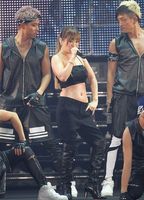 “ヘソ出し”ルックで圧巻のライヴを披露した、浜崎あゆみ／(C) 第18回 東京ガールズコレクション 2014 SPRING/SUMMER」