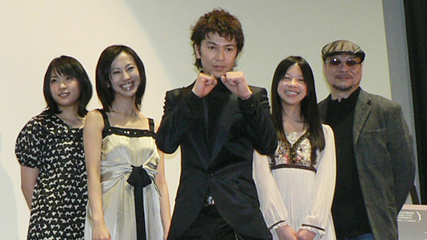 『子猫の涙』初日舞台挨拶にて（左から）黒川芽以、紺野まひる、武田真治、藤本七海、森本利行監督