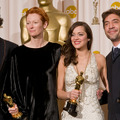 アカデミー賞を受賞した（左から）ダニエル・デイ＝ルイス、ティルダ・スウィントン、マリオン・コティヤール、ハビエル・バルデム　-(C) A.M.P.A.S.