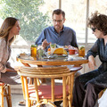 メリル・ストリープ（右）VSジュリア・ロバーツ（左）／『8月の家族たち』 - (c) 2013 AUGUST OC FILMS, INC. All Rights Reserved.
