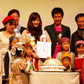 『僕の彼女はサイボーグ』の舞台挨拶を行ったクァク・ジェヨン監督、綾瀬はるか、小出恵介とゆうばりキッズボランティアの子供たち　photo：Megumi Shibata