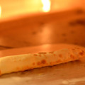 イタリアの定番料理で、ピザを2つ折りにして焼き上げる「カルツォーネ」をヒントにして、スティックピザは考案されている。