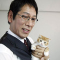 『ネコナデ』撮影現場で子猫を抱えてニンマリの大杉漣。