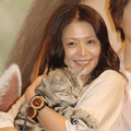 『グーグーだって猫である』完成披露試写会にて。猫のグーグーを抱き上げる小泉今日子。