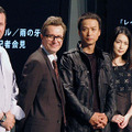 『レイン・フォール／雨の牙』製作発表記者会見。左からマックス・マニックス監督、ゲイリー・オールドマン、椎名桔平、長谷川京子、柄本明。