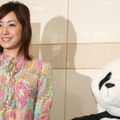 パンダのぬいぐるみと一緒にニッコリ　菅野美穂