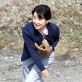 見事な投球フォームを披露する吉永小百合／『ふしぎな岬の物語』-(C) 2014「ふしぎな岬の物語」製作委員会