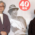 『男はつらいよ』誕生40周年プロジェクト記者発表。寅さんの写真をバックに立つ山田洋次監督と倍賞千恵子。
