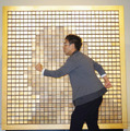 「木の鏡（Wooden Mirror）」に大はしゃぎの八嶋智人／「だまし絵II 進化するだまし絵」のオープニングセレモニー