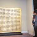 「木の鏡（Wooden Mirror）」に大はしゃぎの八嶋智人／「だまし絵II 進化するだまし絵」のオープニングセレモニー