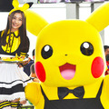 足立梨花（メイドカフェ風コスチューム）＆ピカチュウ店長 in ピカチュウカフェ