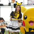 足立梨花（メイドカフェ風コスチューム）＆ピカチュウ店長 in ピカチュウカフェ