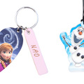 『アナと雪の女王』レザーカービング・アクセサリー／左から「アナとエルサ（ハート）」＆「オラフ」