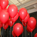 会場に飾られた無数の赤い風船