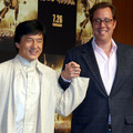 『ドラゴン・キングダム』会見にて仲良しポーズ　ジャッキー・チェン＆ロブ・ミンコフ監督