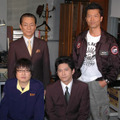 背景はおなじみの特命係の部屋のセット。（前列左から）六角精児、萩原聖人、（後列左から）水谷豊、寺脇康文。
