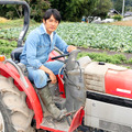 トラクターに跨る、反町隆史／NHK土曜ドラマ「限界集落株式会社」