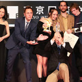 左から、中谷美紀＆ジェームズ・ガン監督＆ジョシュア・サフディ＆ベニー・サフディ監督＆アリエル・ホームズ＆ケイレブ・ランドリー・ジョーンズ（『神様なんてくそくらえ』）／第27回東京国際映画祭クロージングセレモニー (C) 2014 TIFF
