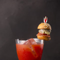 ZATTAのBBQ風味のブラッディメアリーは、マドラーに小さなハンバーガーが添えられており、カクテルがハンバーガーのソース代わりになるというアイコニックな一杯。