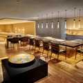 日本料理 十二颯の内観。会席料理が供されるテーブル席のほか、寿司カウンター、鉄板焼きカウンター、さらに個性豊かな4部屋の個室と4部屋のセミプライベートルームで構成されている。